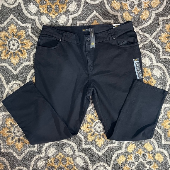 NWT Women’s Lee Plus Relaxed Fit Straight Leg Mid Rise Jeans Black 26W Medium - Picture 6 of 7